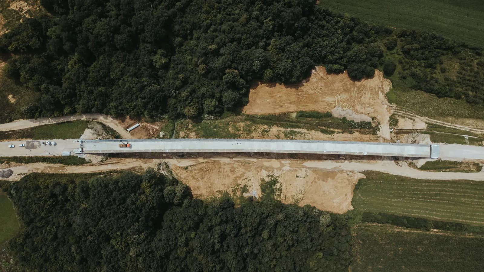 Yol ve altyapı yapım sahasının havadan görünümü